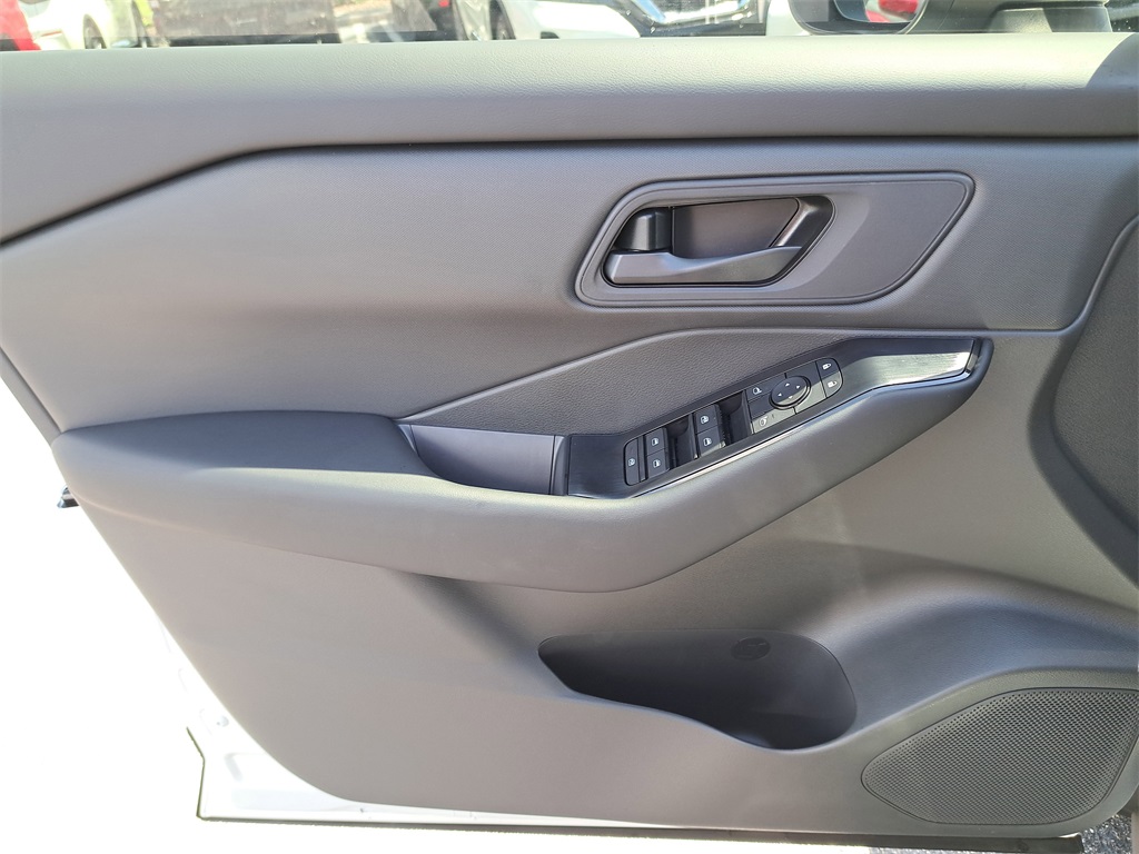 2026 Nissan Rogue S photo 21