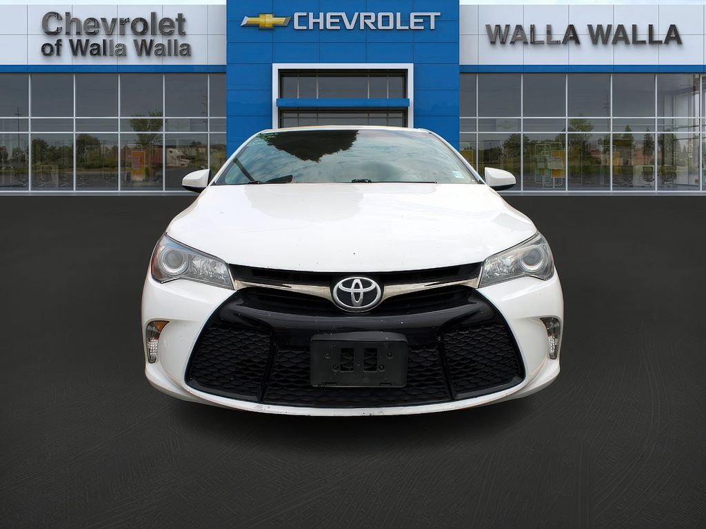 2016 Toyota Camry SE photo 2