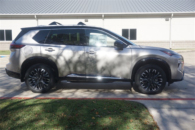 2026 Nissan Rogue Platinum photo 3