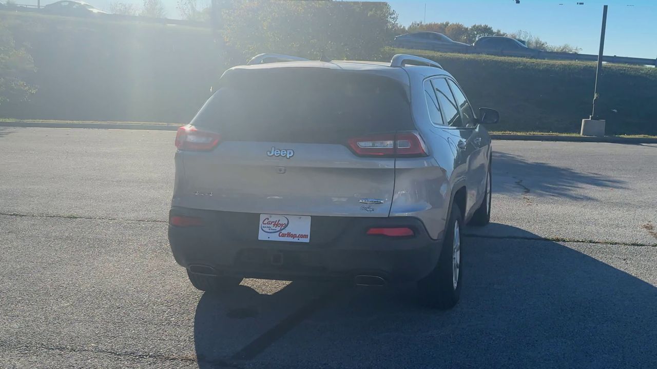 2017 Jeep Cherokee Latitude photo 2