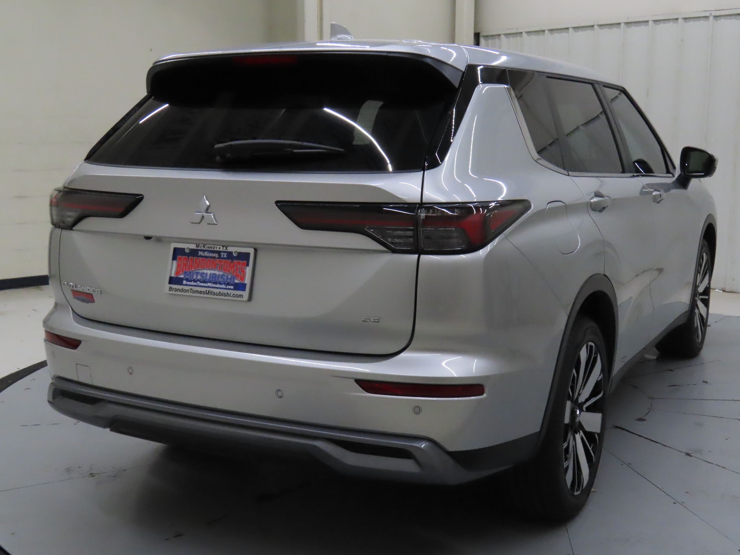 2025 Mitsubishi Outlander SE photo 2