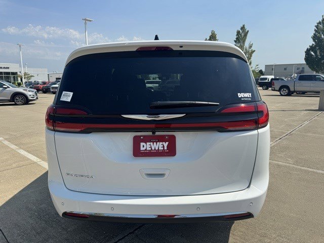 2026 Chrysler Pacifica photo 4