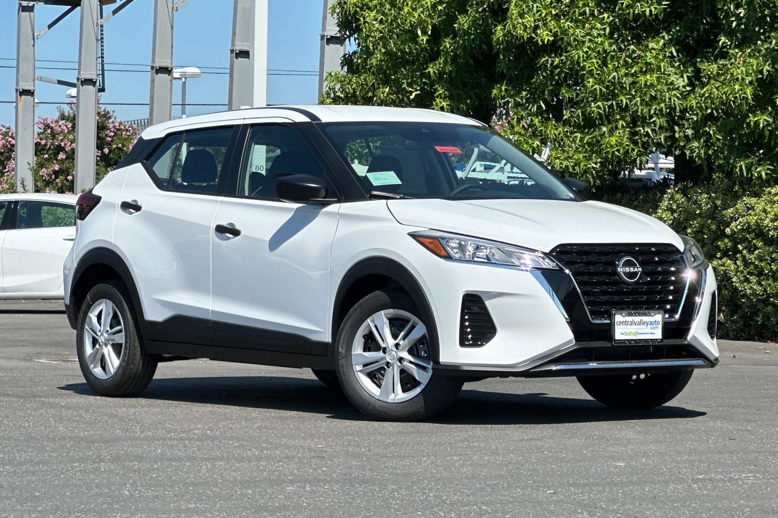 2025 Nissan Kicks Play S photo 2