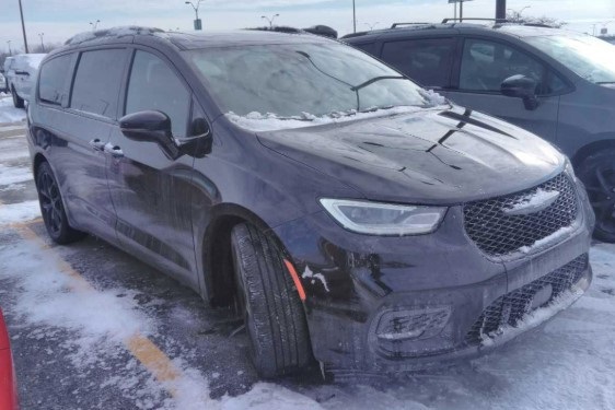 2025 Chrysler Pacifica Limited's photo