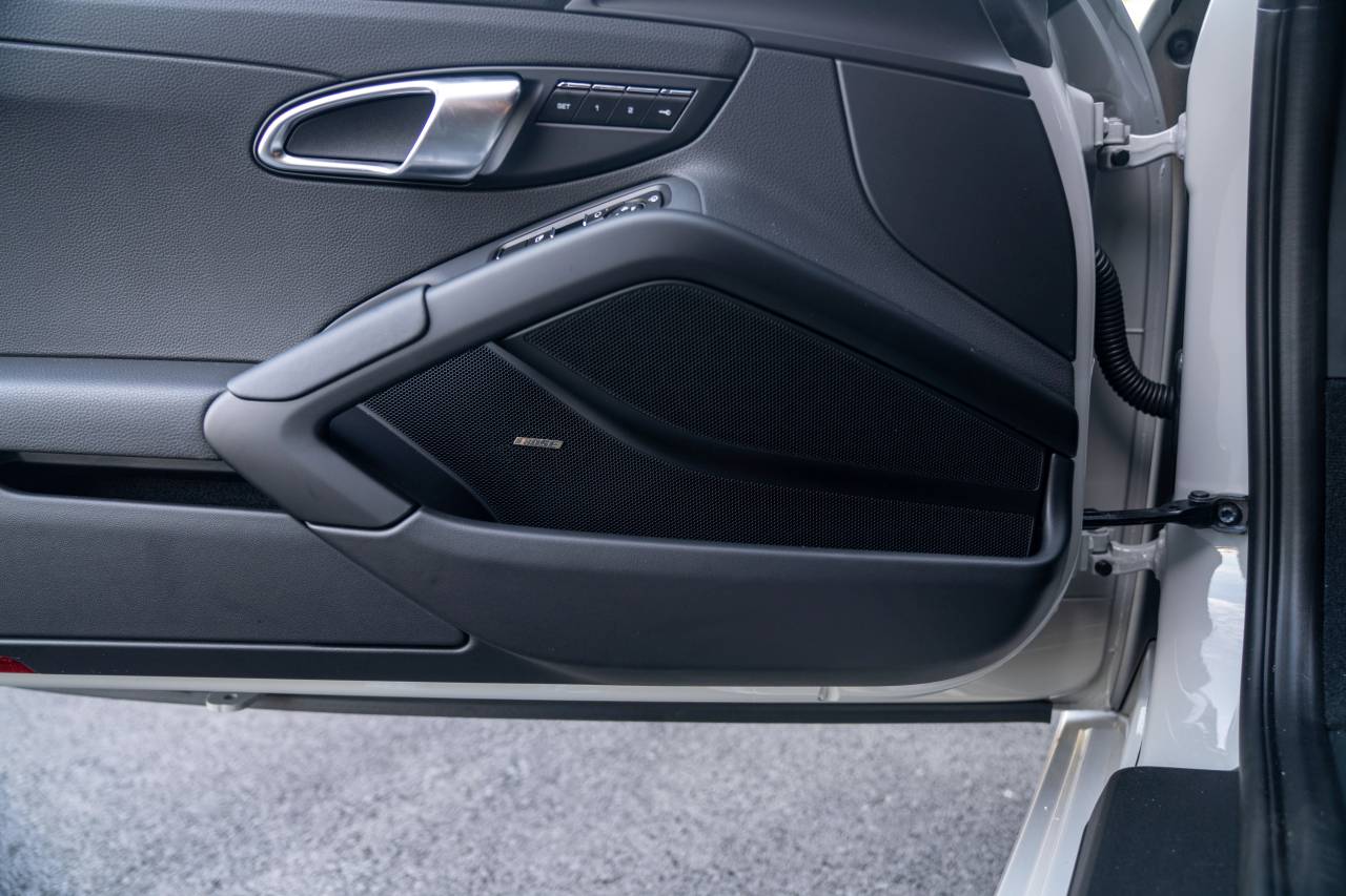 2025 Porsche Cayman photo 25