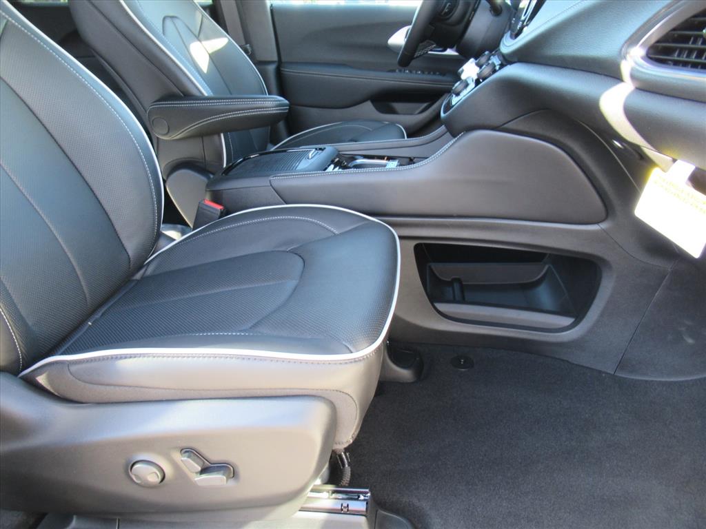 2026 Chrysler Pacifica Limited photo 10