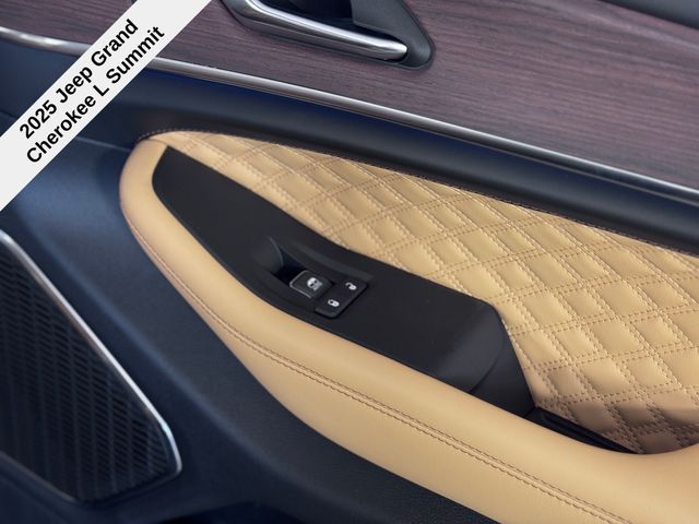 2025 Jeep Cherokee L Summit photo 23
