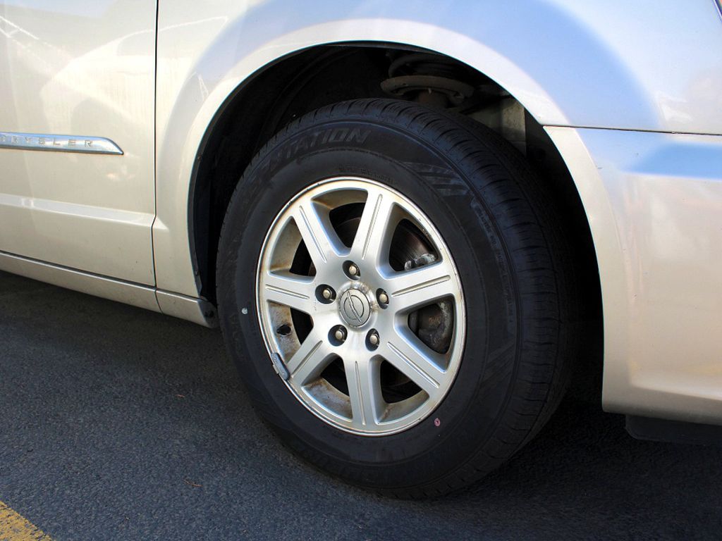 2013 Chrysler Town & Country Touring photo 4