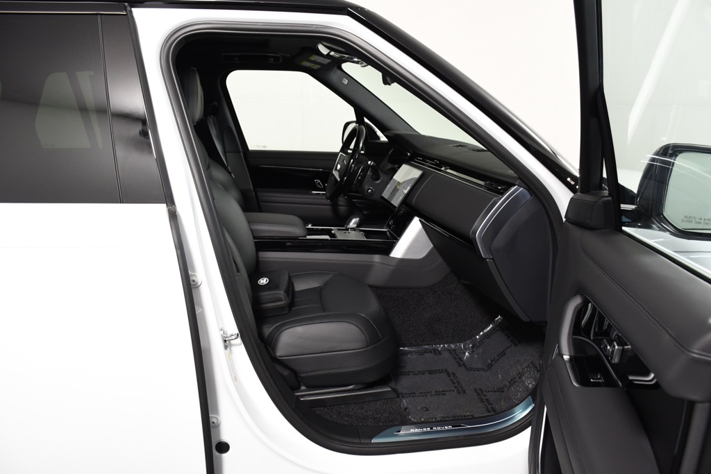 2025 Land Rover Range Rover SE photo 9