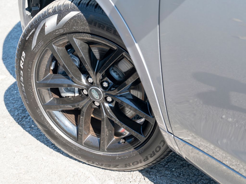 2024 Land Rover Discovery Sport S photo 9