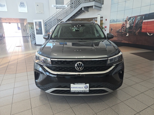2022 Volkswagen Taos SE photo 2