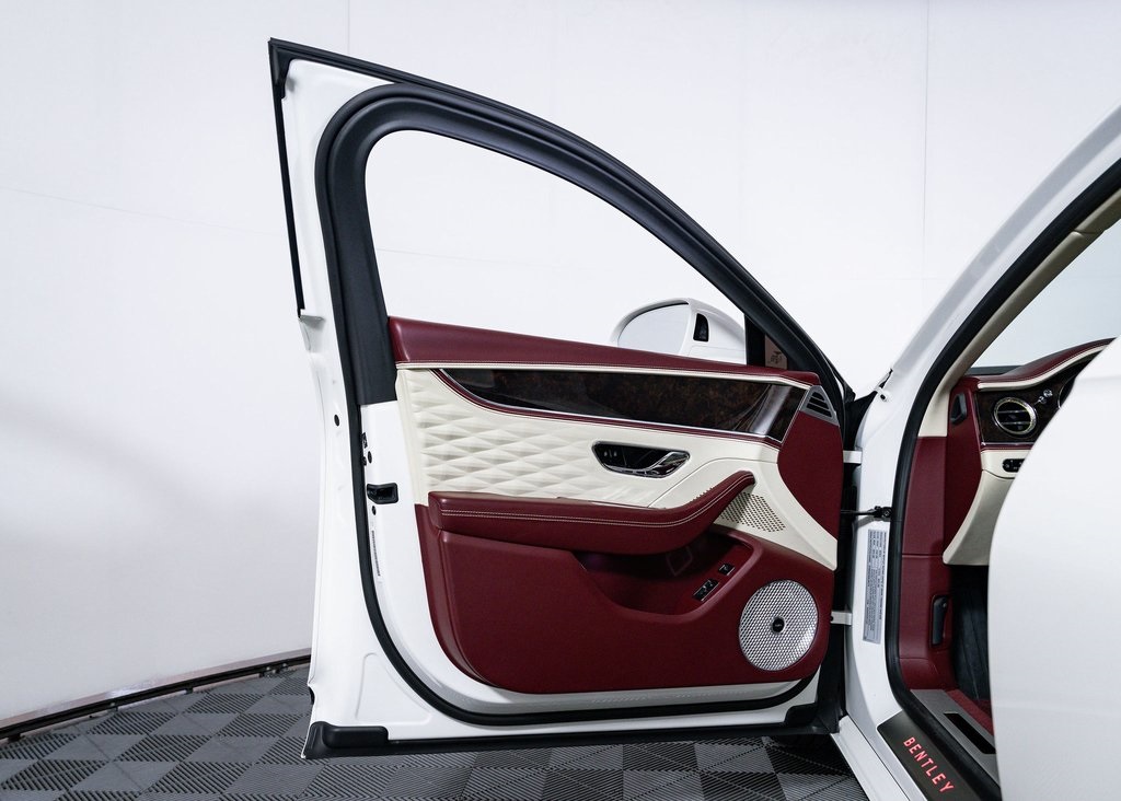 Used 2022 Glacier White Bentley V8 image 15