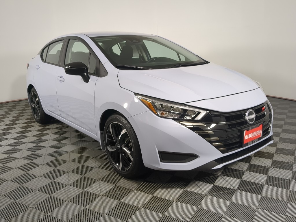 2025 Nissan Versa SR's photo