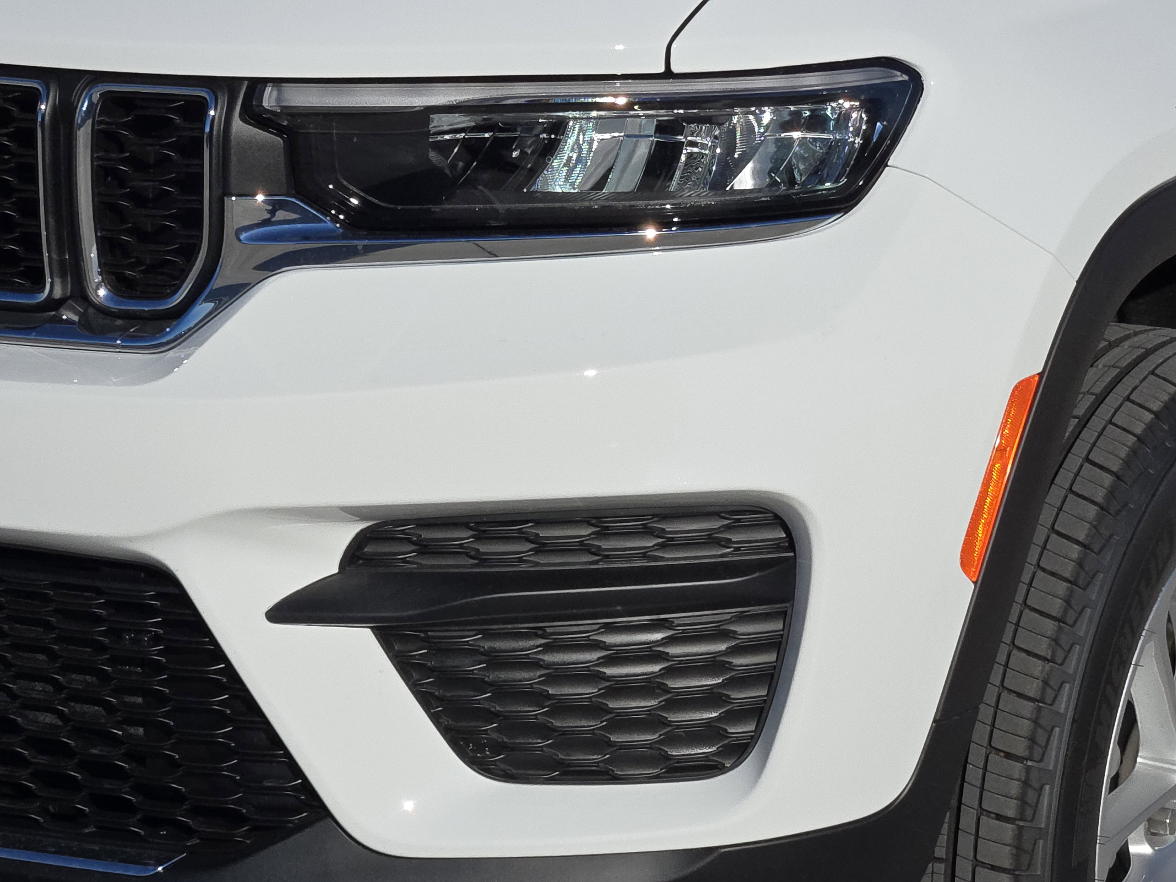 2025 Jeep Grand Cherokee Laredo X photo 2