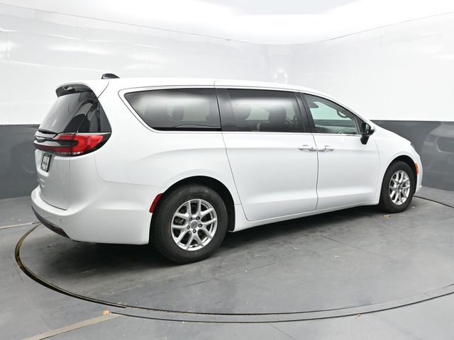 2022 Chrysler Voyager LX photo 4