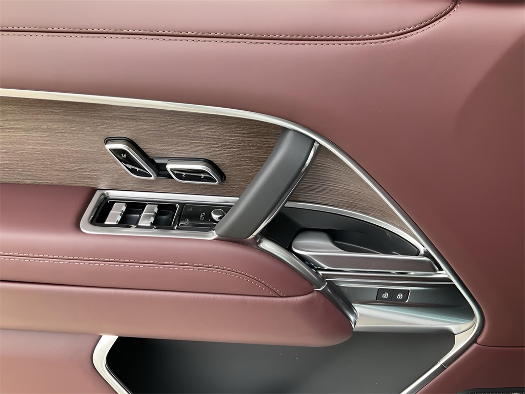 2025 Land Rover Range Rover SE photo 18