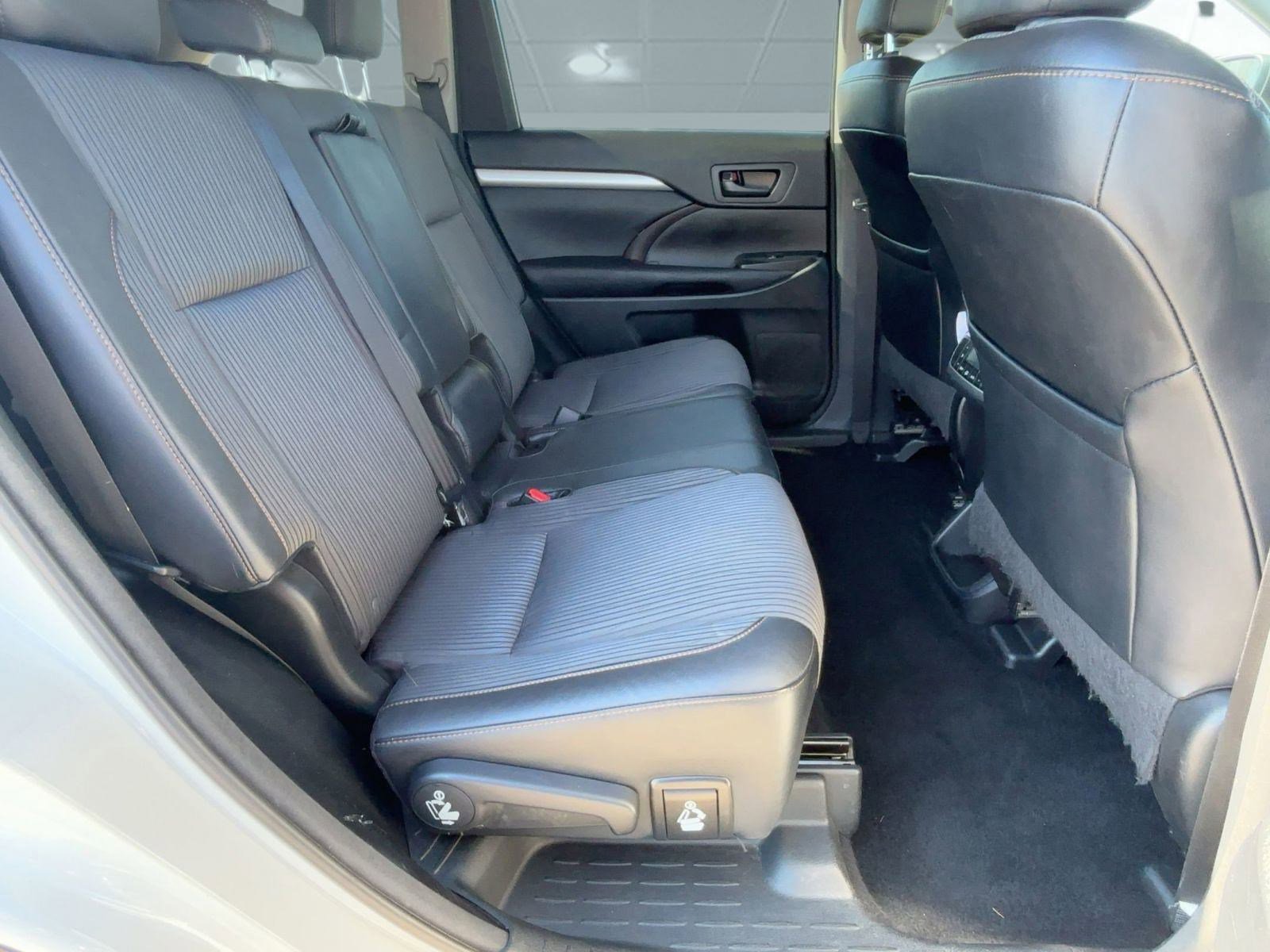 2016 Toyota Highlander LE photo 25