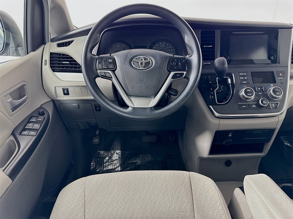 2017 Toyota Sienna LE photo 7