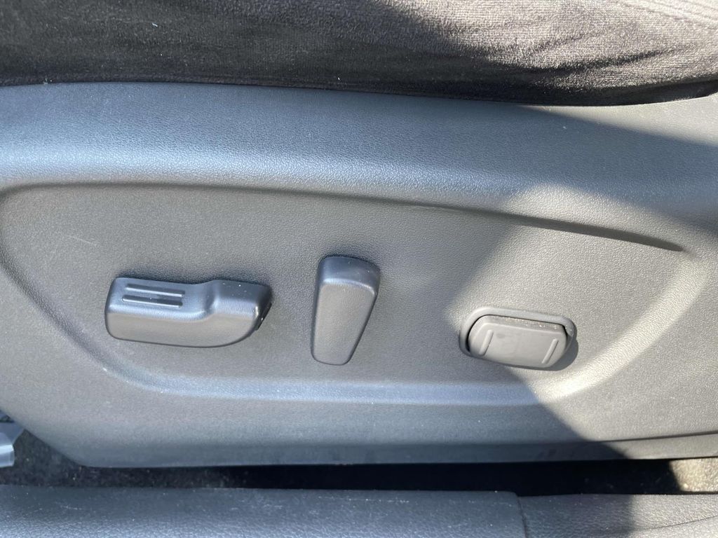 2015 Nissan Rogue SV photo 17