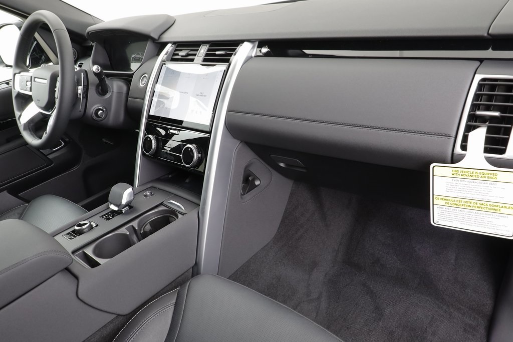 2025 Land Rover Discovery S photo 17
