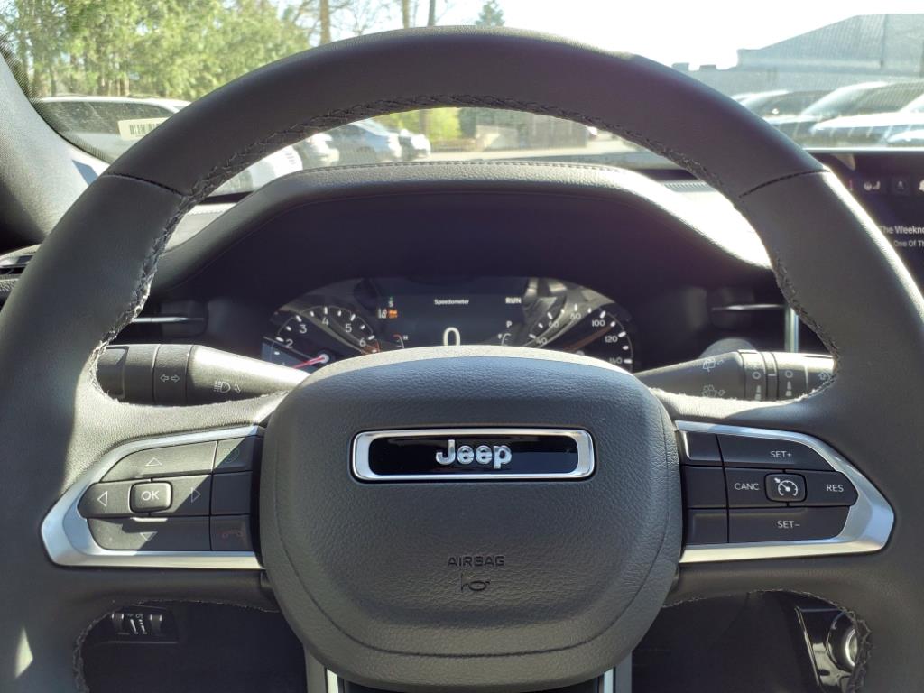 2024 Jeep Compass Latitude Lux photo 18
