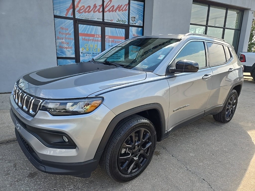 Used 2022 Jeep Compass Latitude Lux with VIN 3C4NJDFB9NT203269 for sale in Kansas City