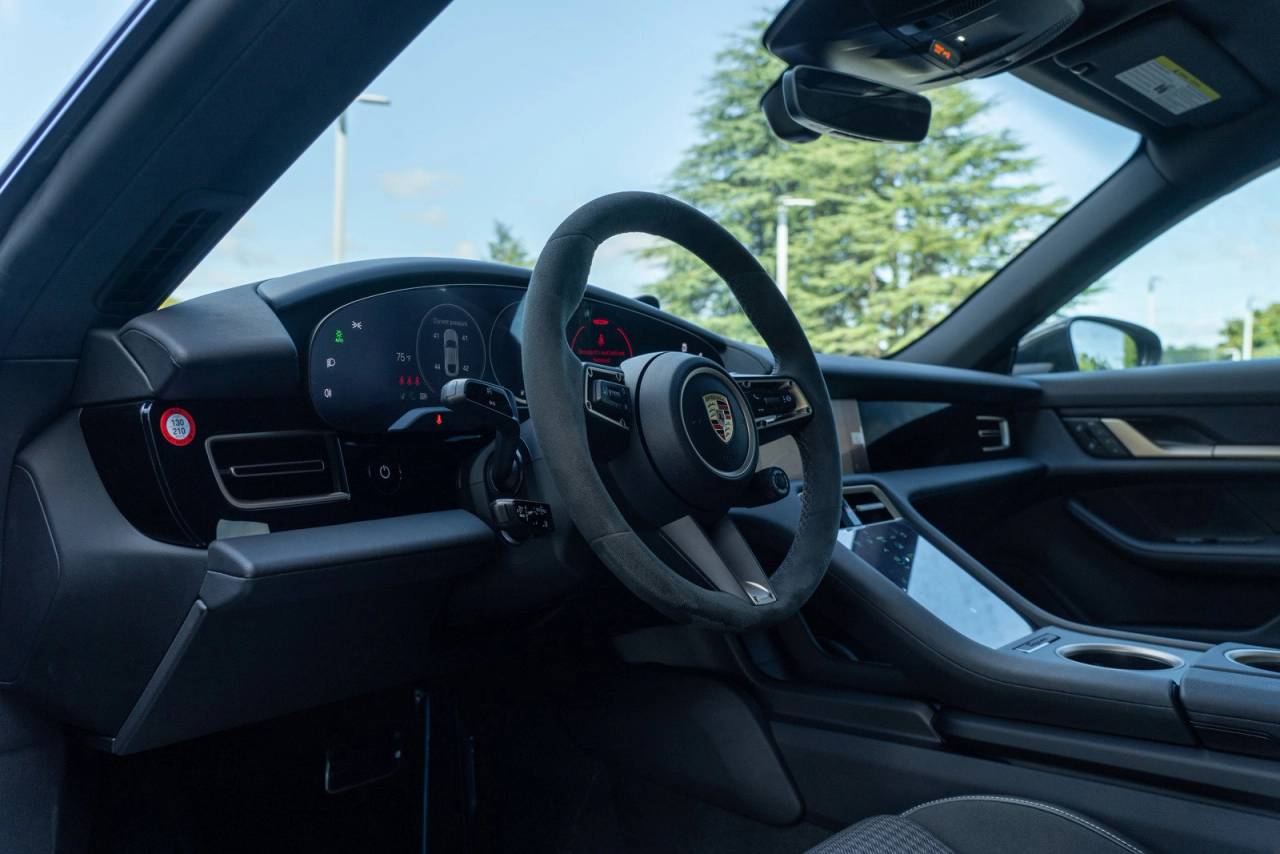 2025 Porsche Taycan 4S photo 18