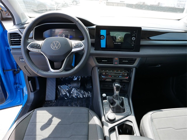 2025 Volkswagen Taos SE photo 4