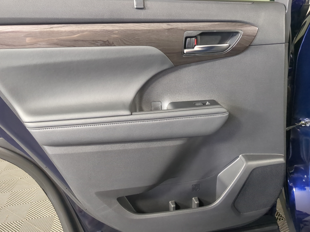 2022 Toyota Highlander Limited photo 13