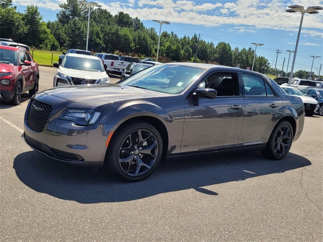 2023 Chrysler 300 Touring photo 3
