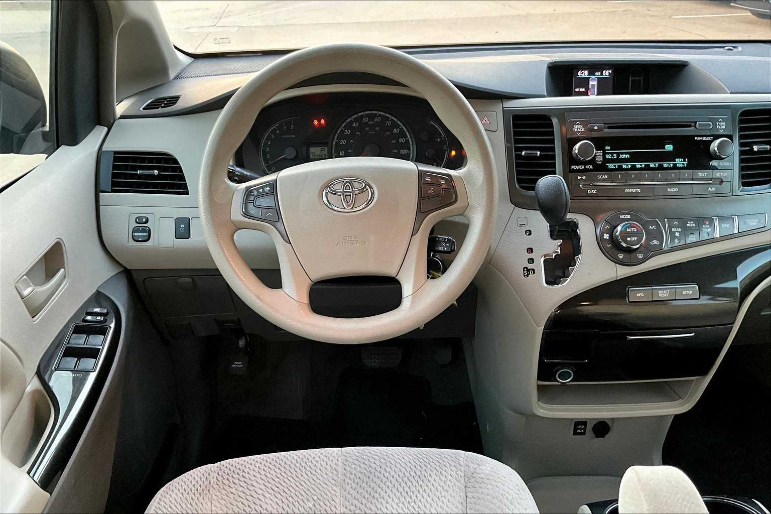 2013 Toyota Sienna LE photo 5