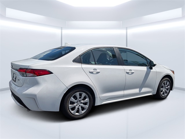 2022 Toyota Corolla LE photo 3