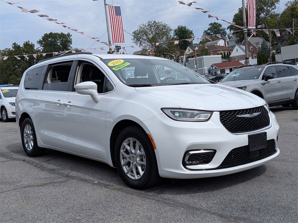 2022 Chrysler Pacifica Touring L photo 2