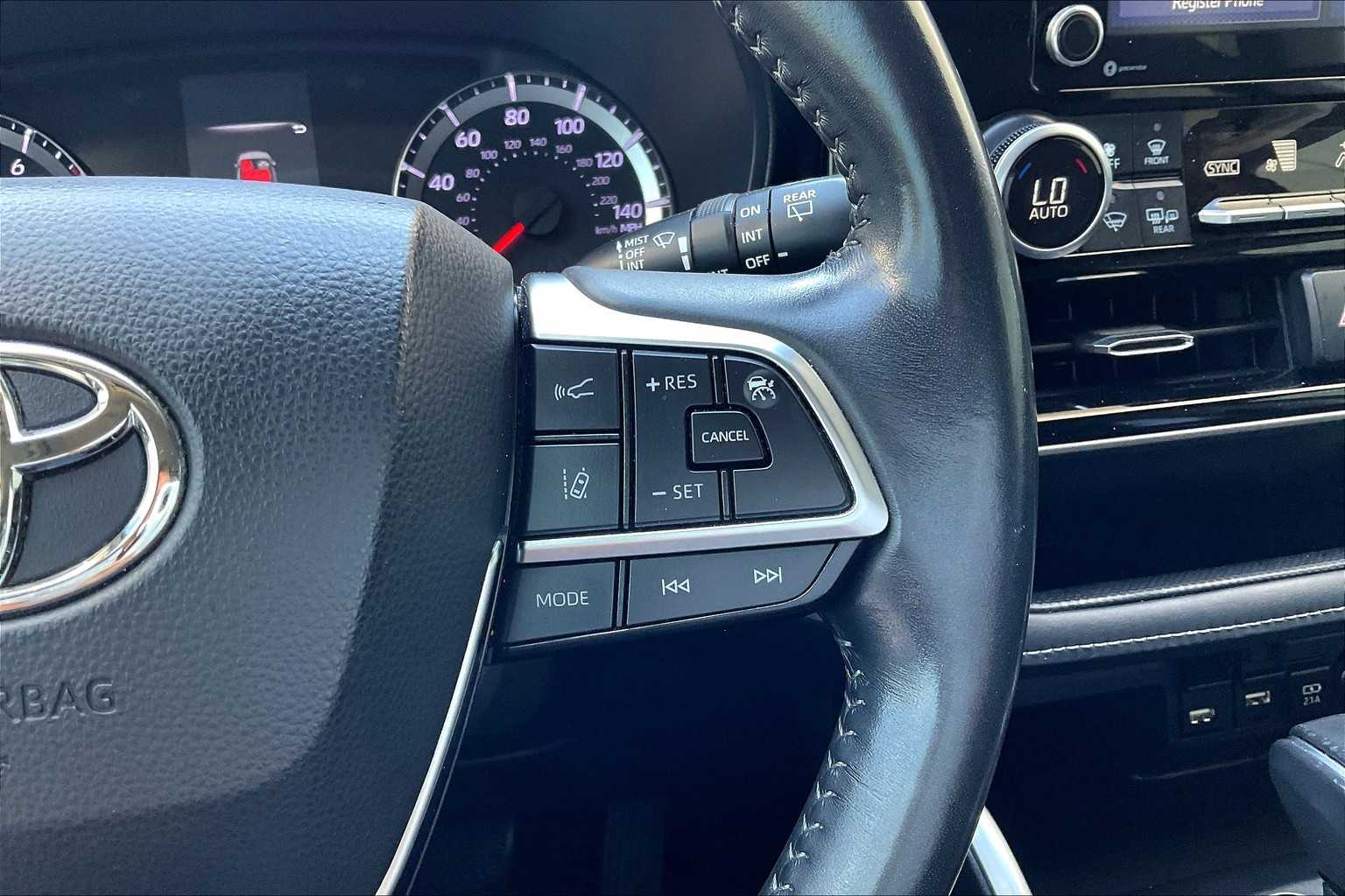 2020 Toyota Highlander LE photo 24