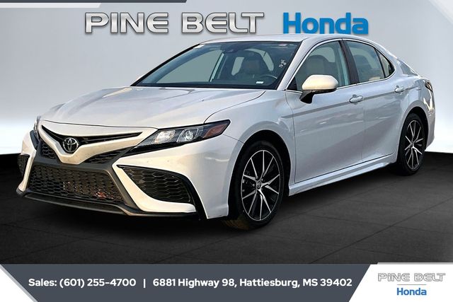 2024 Toyota Camry SE's photo