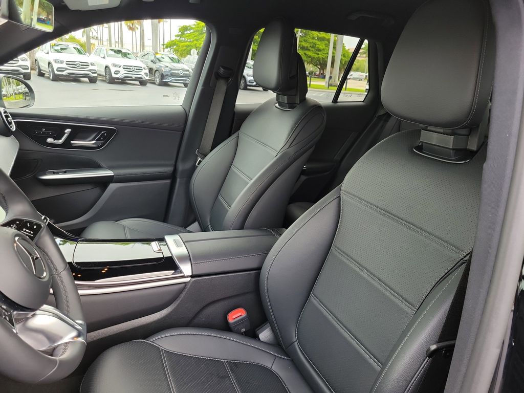 2025 Mercedes Benz GLC 300 photo 10