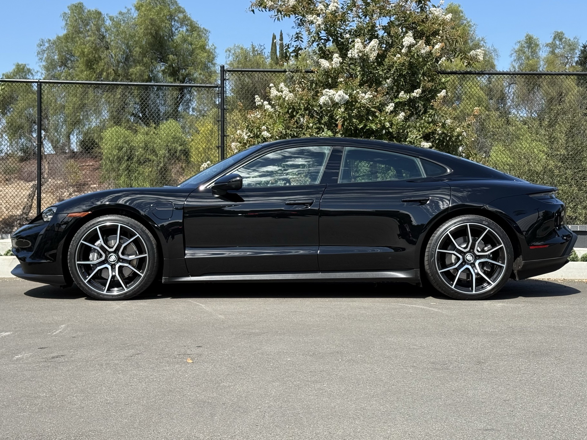 2023 Porsche Taycan photo 2