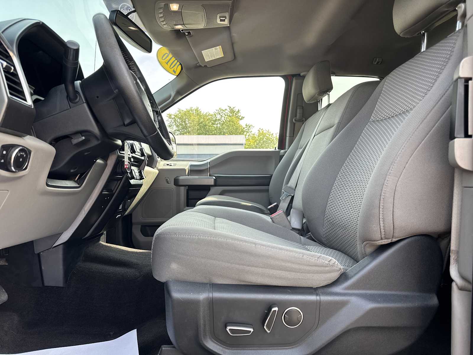 2016 Ford F-150 XLT photo 21