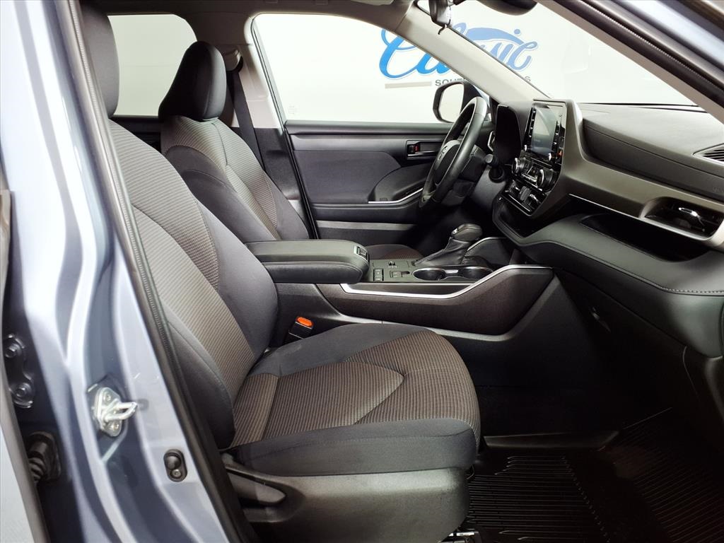 2022 Toyota Highlander LE photo 12