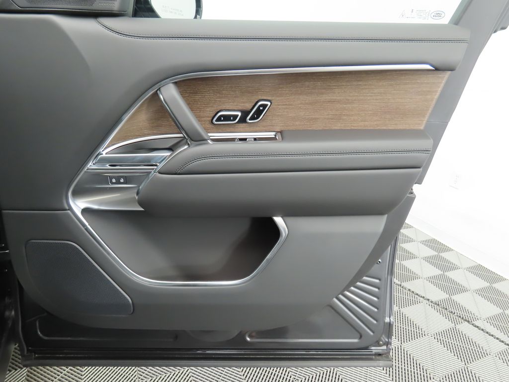 2025 Land Rover Range Rover SE photo 23