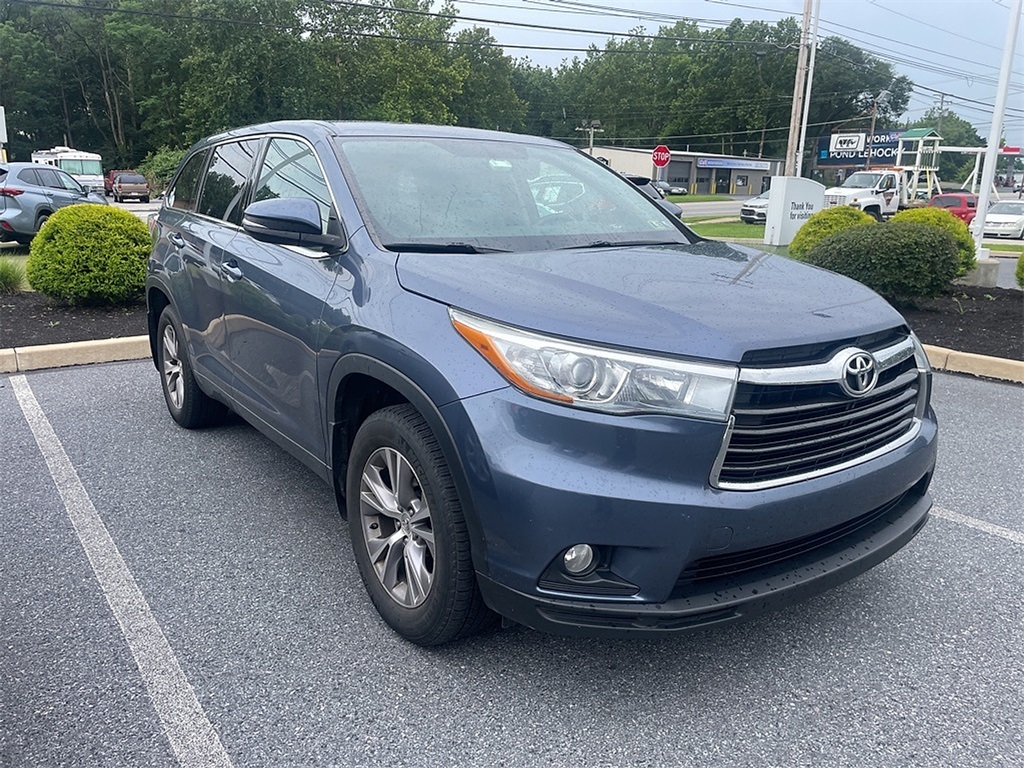 2015 Toyota Highlander LE Plus photo 2