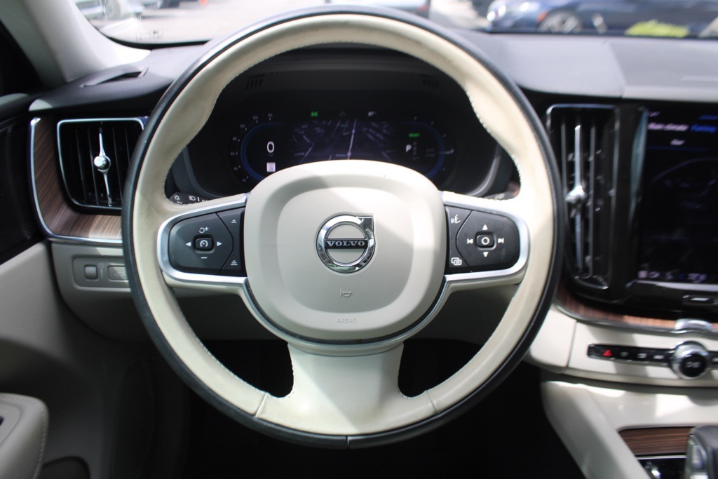 2022 Volvo XC60 Inscription R-Design Expression T8 Momentum B5 photo 12