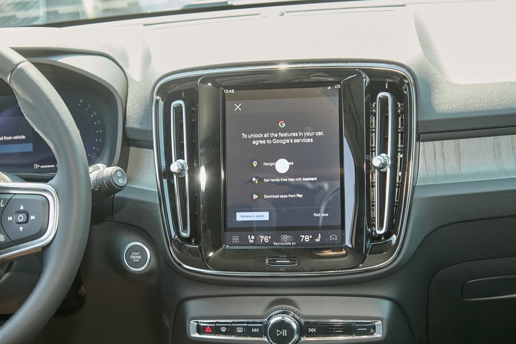 2026 VOLVO XC40 - Image 21