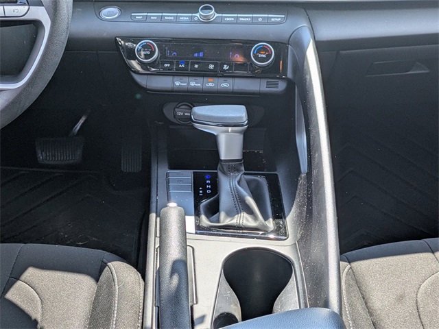 2024 Hyundai Elantra SEL photo 18