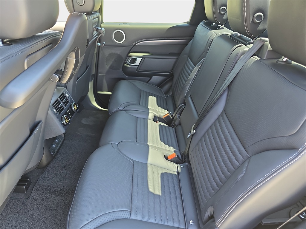 2025 Land Rover Discovery Metropolitan Edition photo 11