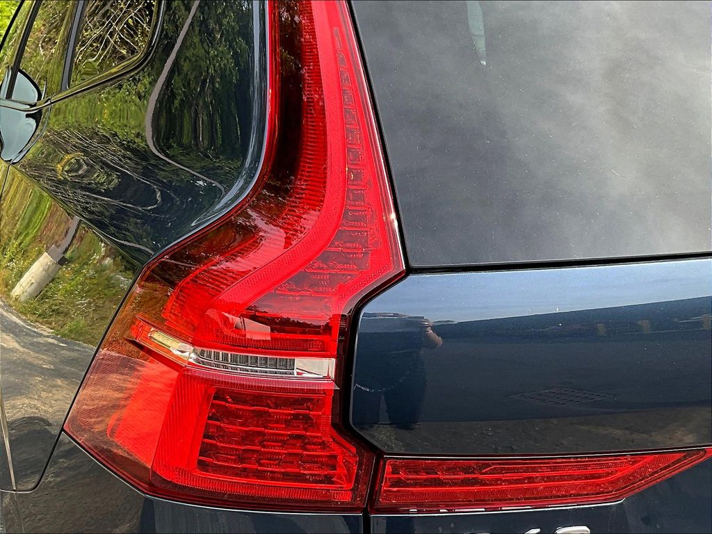 2025 Volvo XC60 B5 Plus photo 27