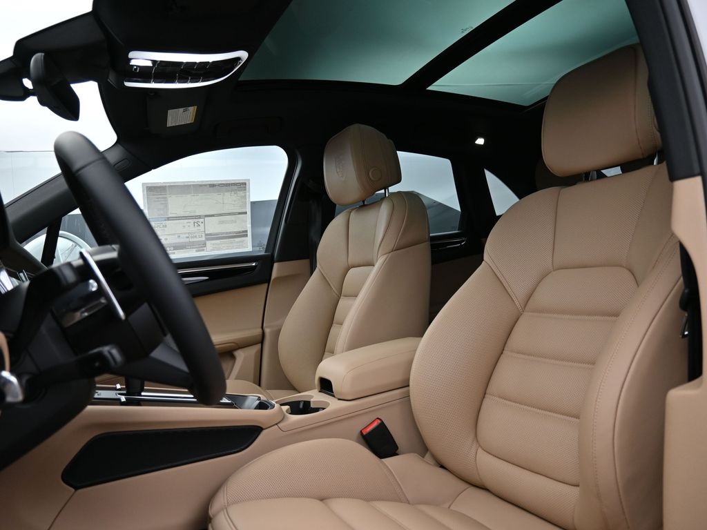 2026 Porsche Macan T photo 4