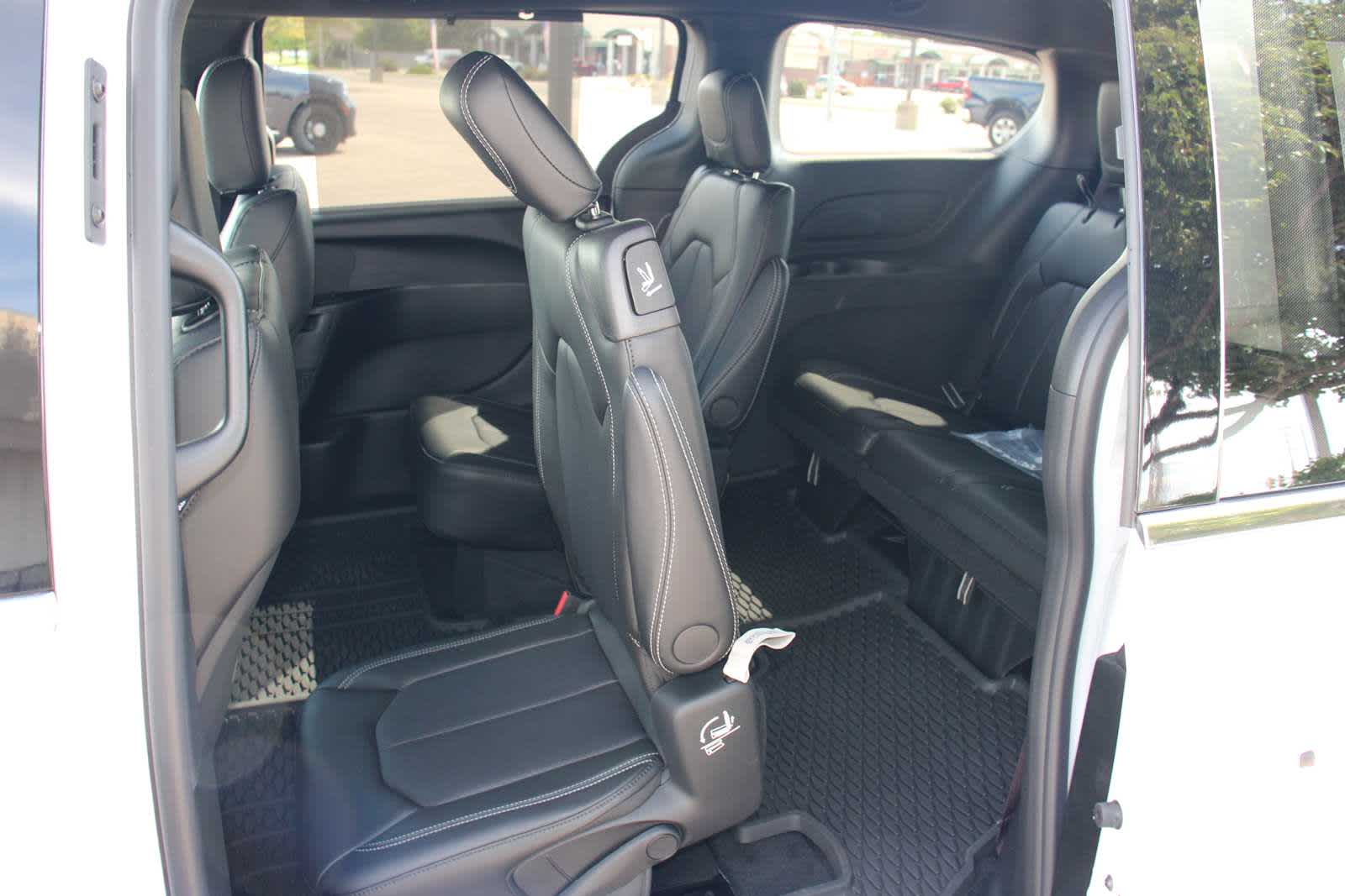 2025 Chrysler Voyager LX photo 44