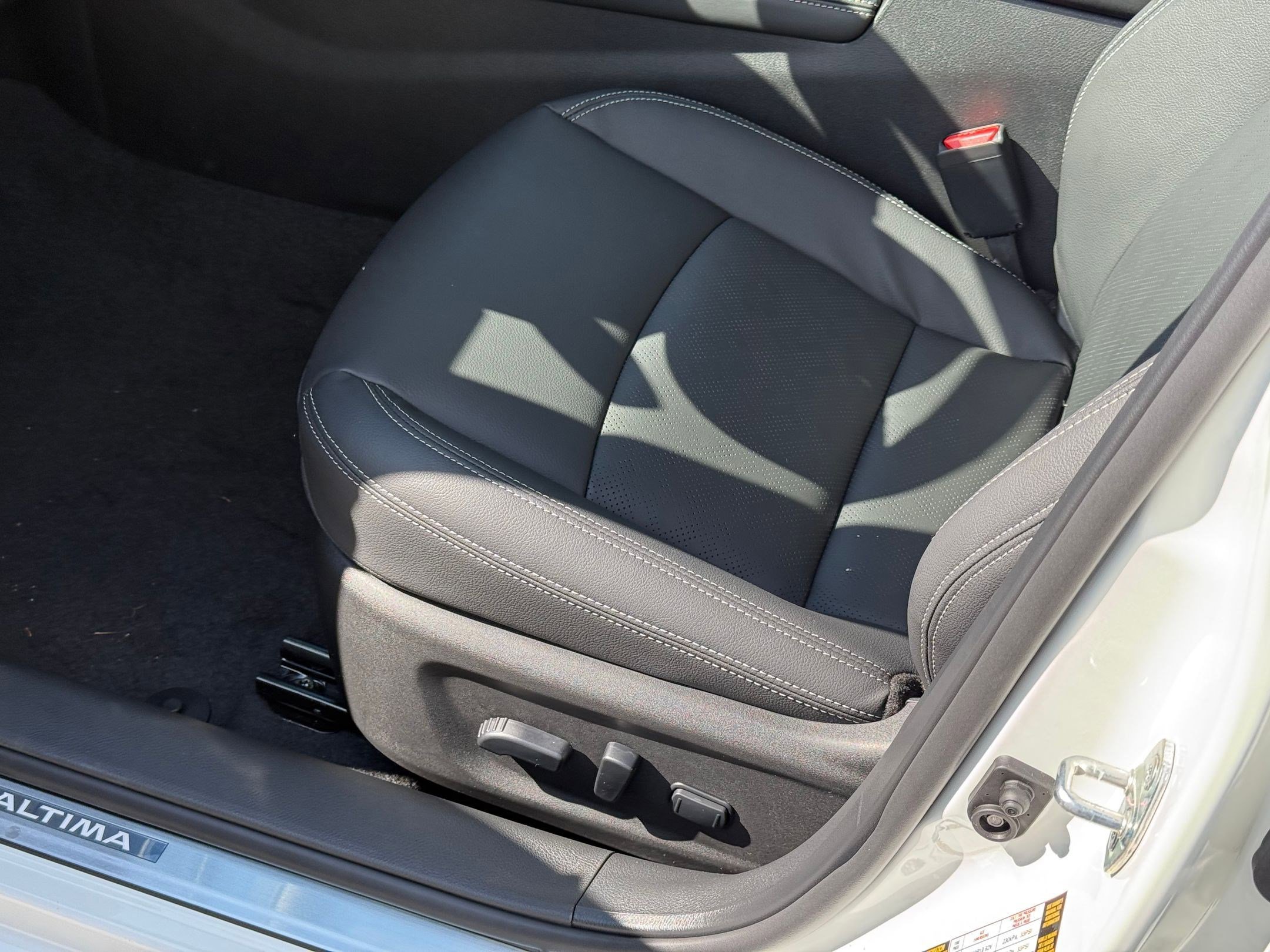2025 Nissan Altima SL photo 4