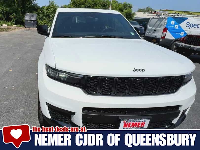 2025 Jeep Grand Cherokee Limited photo 2